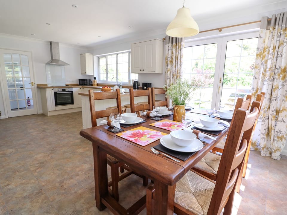 Cottage | Dining