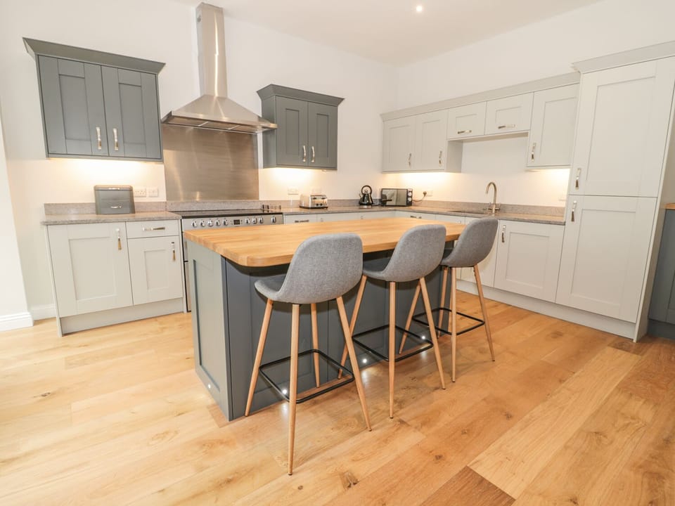 Cottage | Private kitchen | Dishwasher, cookware/dishes/utensils