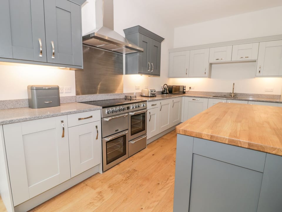 Cottage | Private kitchen | Dishwasher, cookware/dishes/utensils