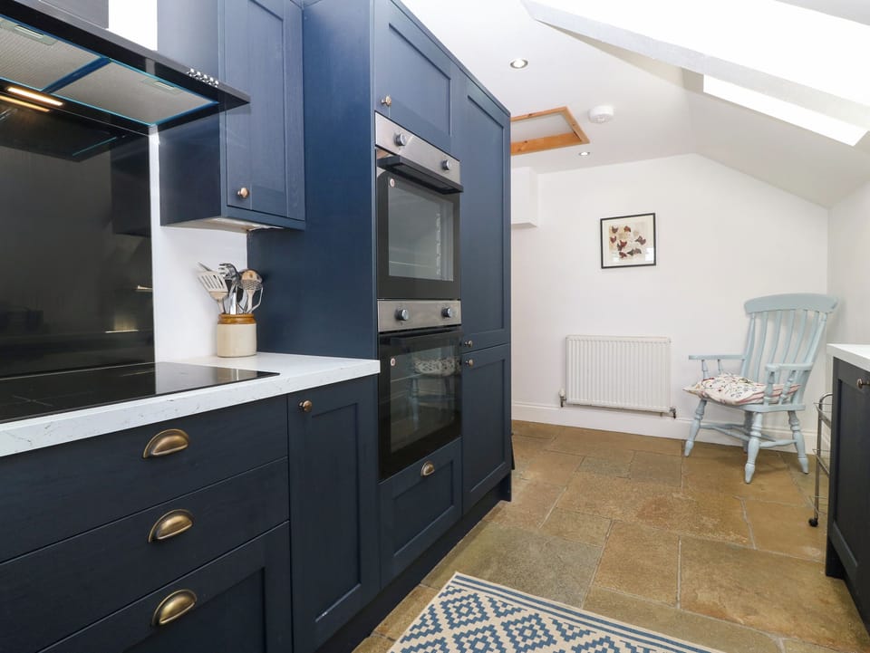 Cottage | Private kitchen | Microwave, stovetop, dishwasher, cookware/dishes/utensils