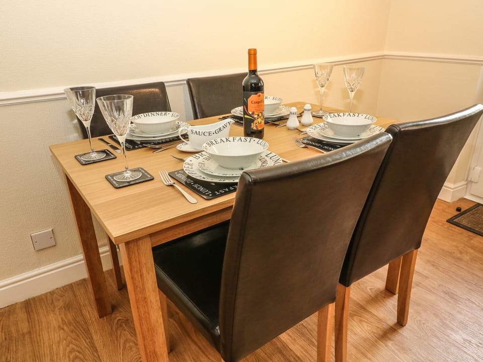 Cottage | Private kitchen | Electric kettle, toaster, cookware/dishes/utensils