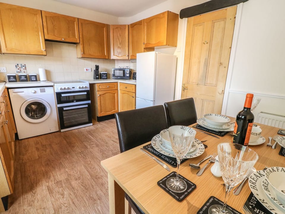 Cottage | Private kitchen | Electric kettle, toaster, cookware/dishes/utensils