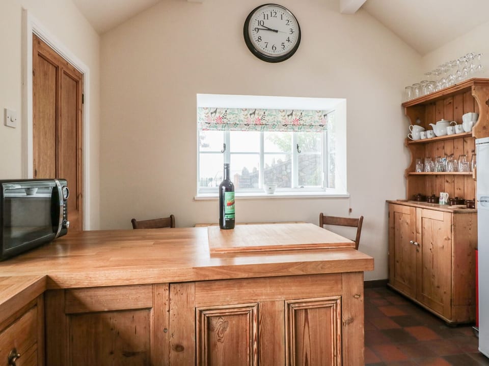 Cottage | Private kitchen | Oven, stovetop, cookware/dishes/utensils