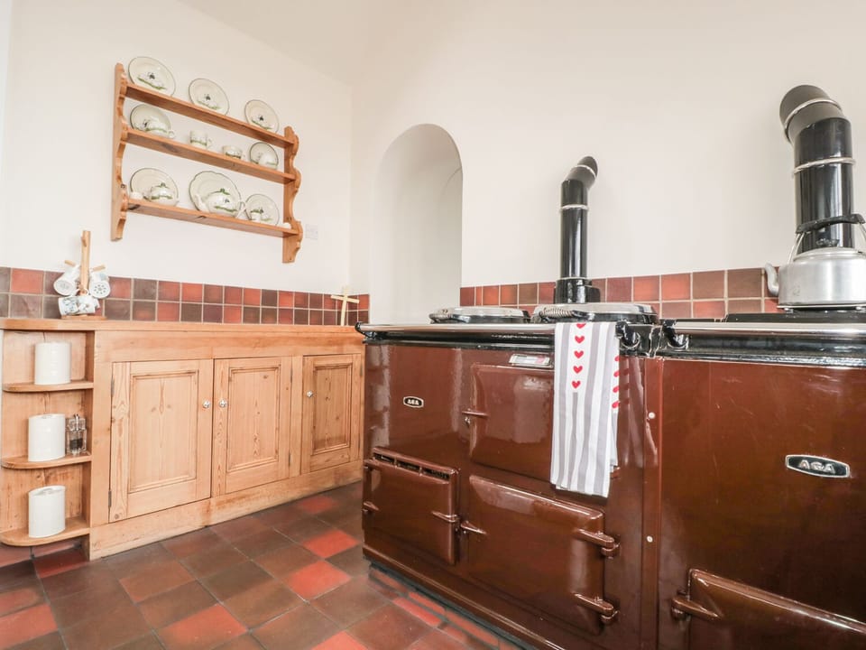 Cottage | Private kitchen | Oven, stovetop, cookware/dishes/utensils