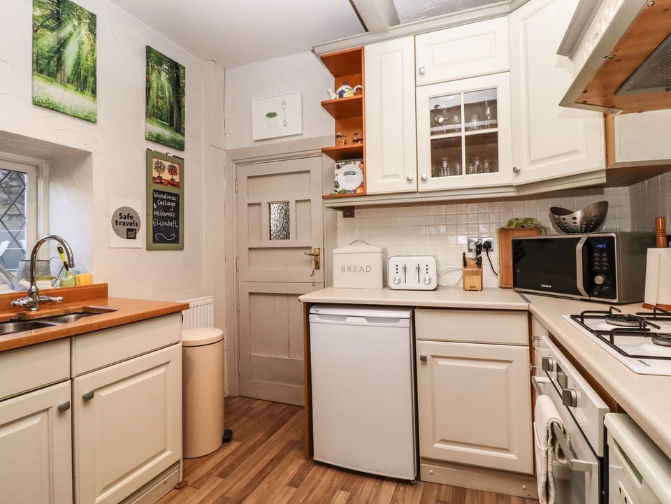 Cottage | Private kitchen | Fridge, microwave, stovetop, cookware/dishes/utensils