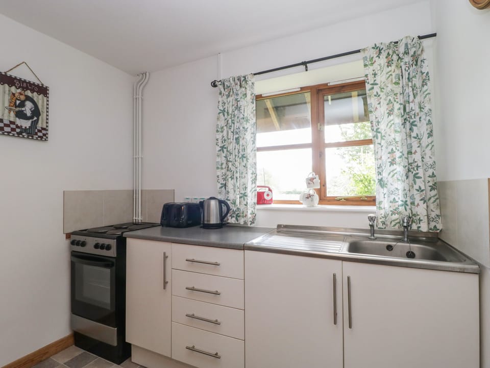Cottage | Private kitchen | Fridge, microwave, stovetop, cookware/dishes/utensils