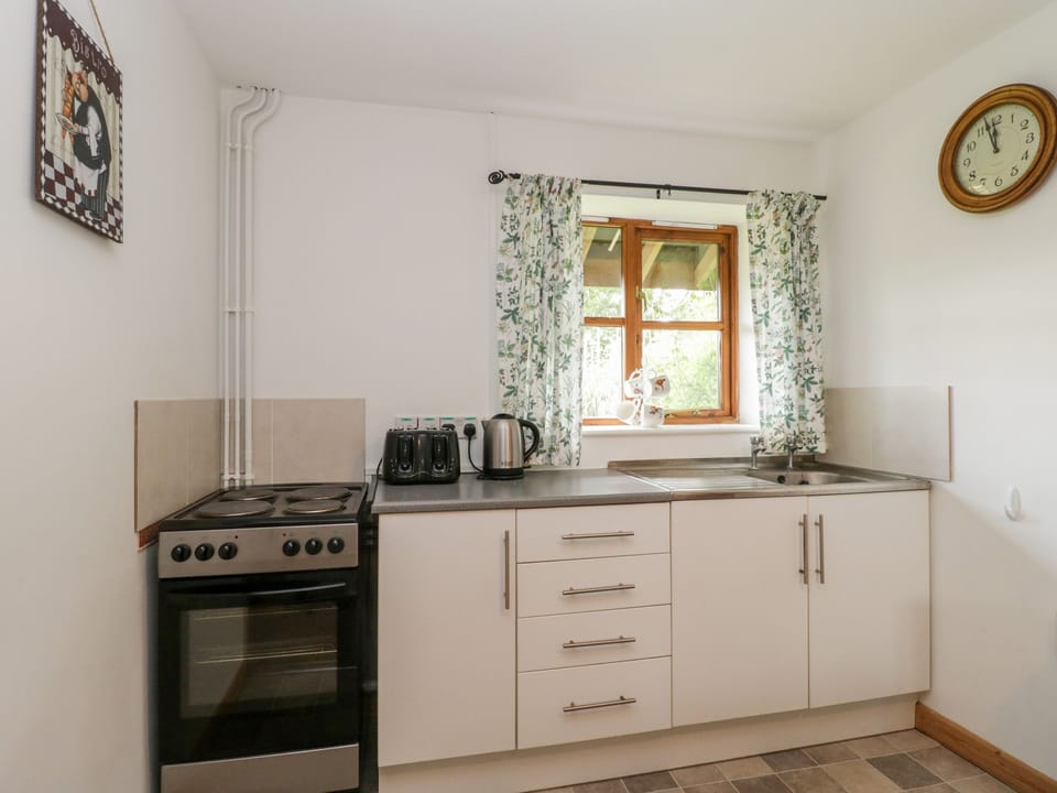 Cottage | Private kitchen | Fridge, microwave, stovetop, cookware/dishes/utensils