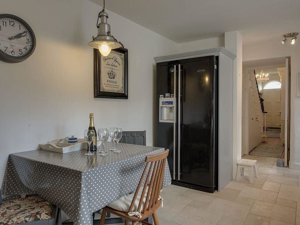 Cottage | Private kitchen | Dishwasher, cookware/dishes/utensils