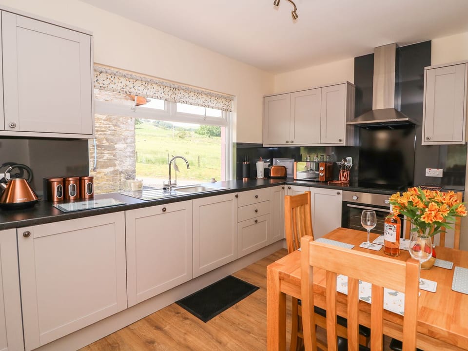Cottage | Private kitchen | Fridge, microwave, stovetop, dishwasher