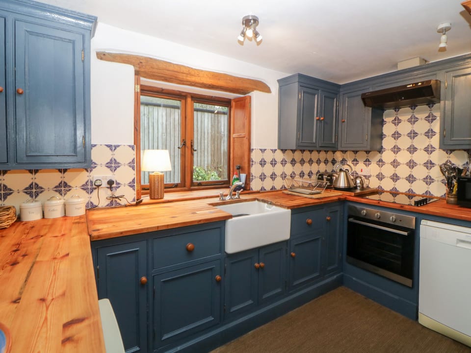 Cottage | Private kitchen | Dishwasher, cookware/dishes/utensils