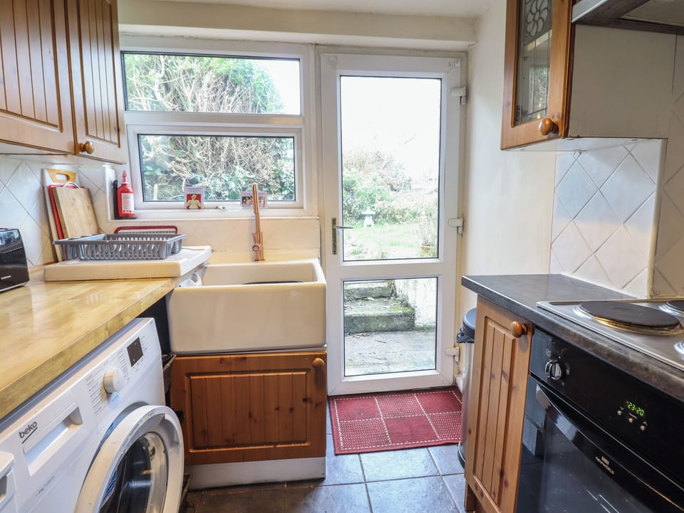 Cottage | Private kitchen | Microwave, stovetop, cookware/dishes/utensils