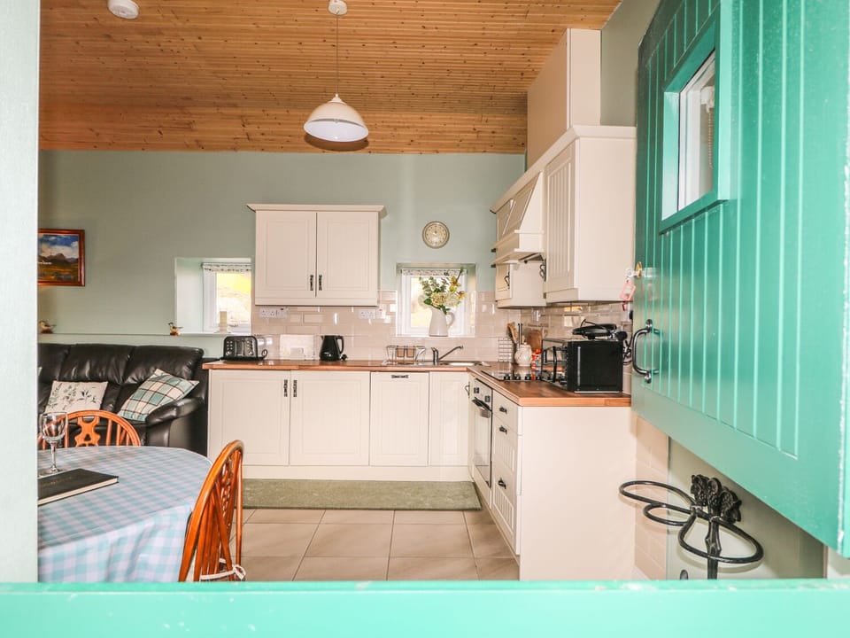 Cottage | Private kitchen | Fridge, microwave, stovetop, dishwasher