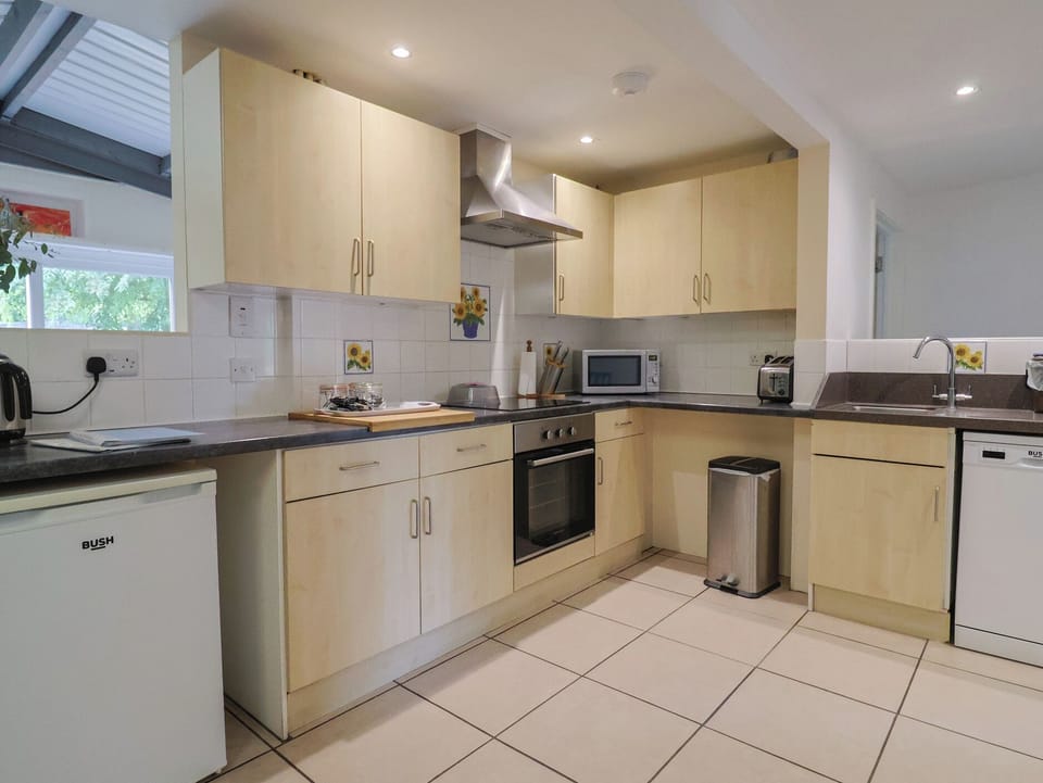 Cottage | Private kitchen | Dishwasher, cookware/dishes/utensils