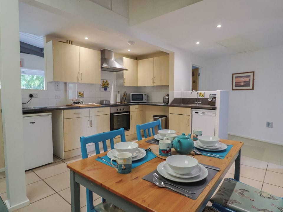 Cottage | Private kitchen | Dishwasher, cookware/dishes/utensils