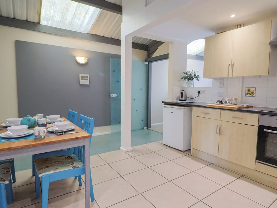 Cottage | Private kitchen | Dishwasher, cookware/dishes/utensils