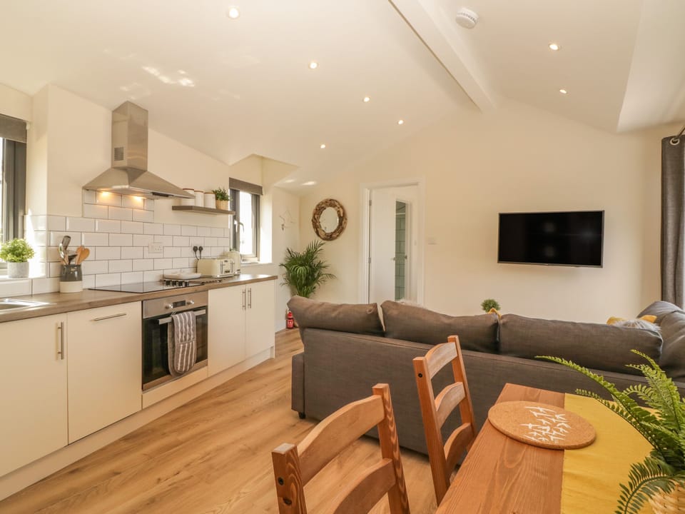 Cottage | Private kitchen | Fridge, microwave, stovetop, cookware/dishes/utensils