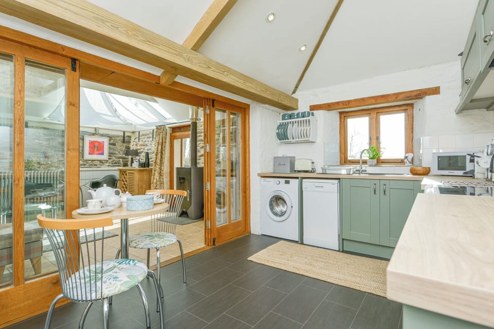 Cottage | Private kitchen | Dishwasher, cookware/dishes/utensils