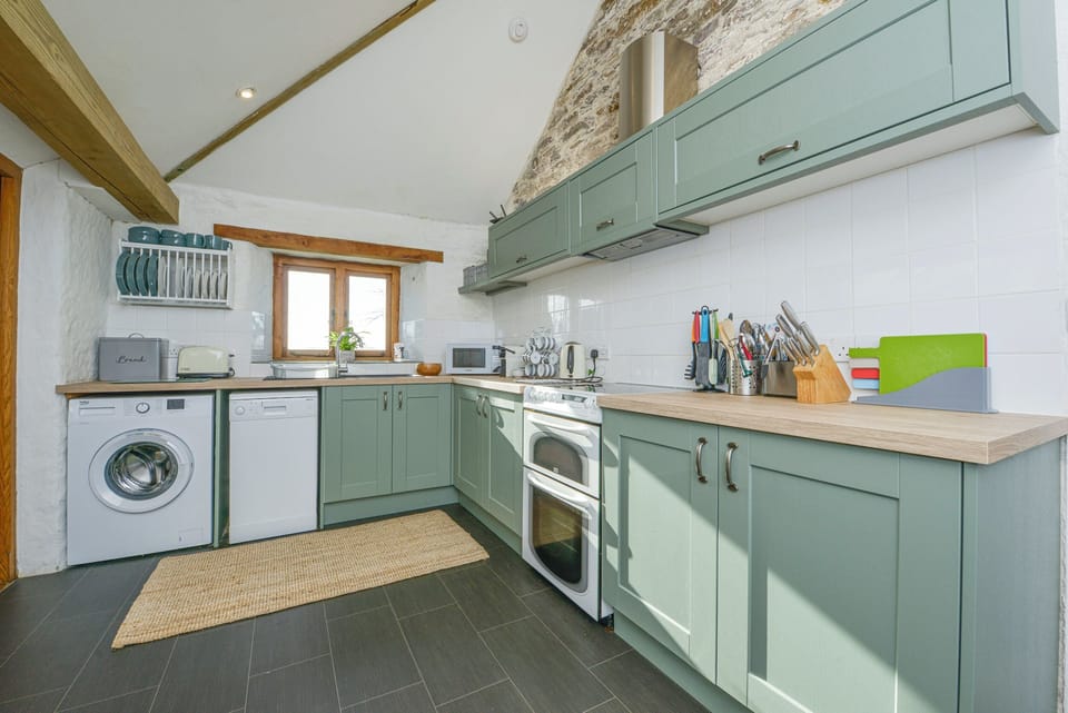 Cottage | Private kitchen | Dishwasher, cookware/dishes/utensils