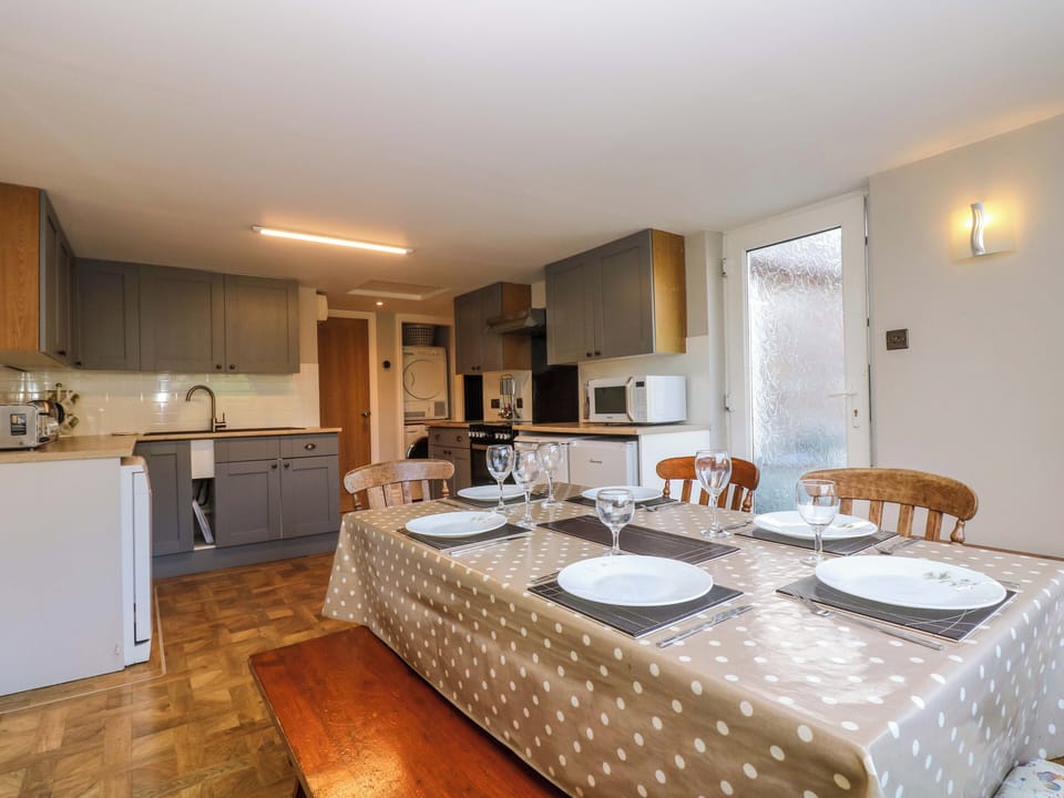 Cottage | Private kitchen | Dishwasher, highchair, cookware/dishes/utensils