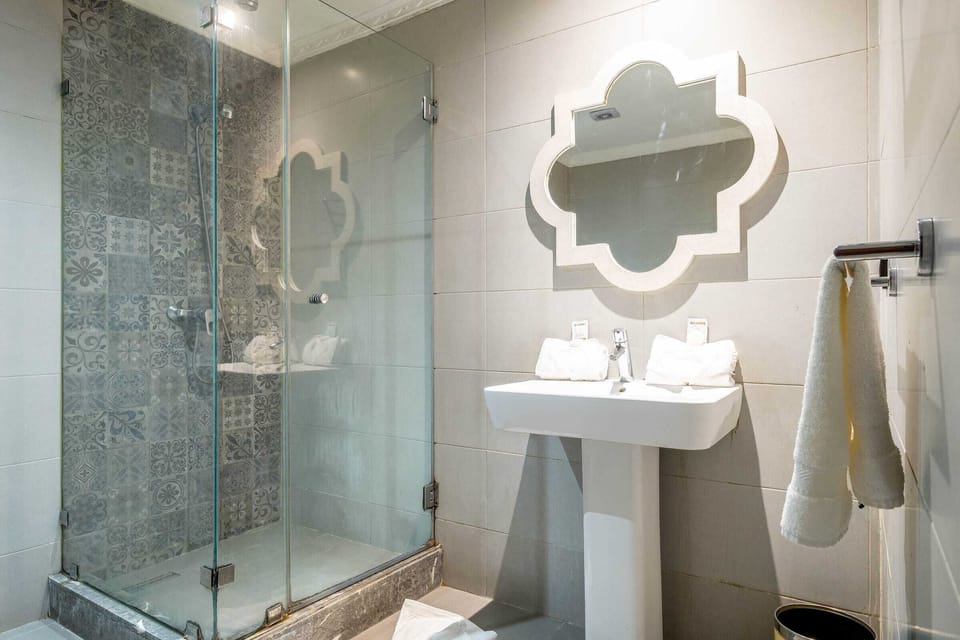 Double Room | Bathroom | Shower, free toiletries, hair dryer, towels
