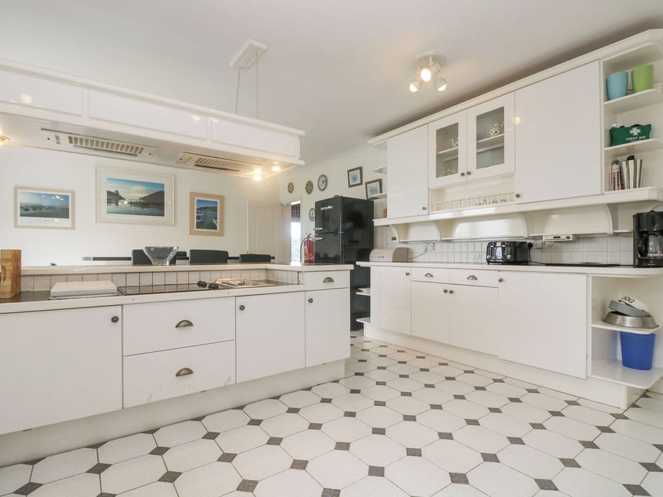 Cottage | Private kitchen | Microwave, dishwasher, electric kettle, toaster