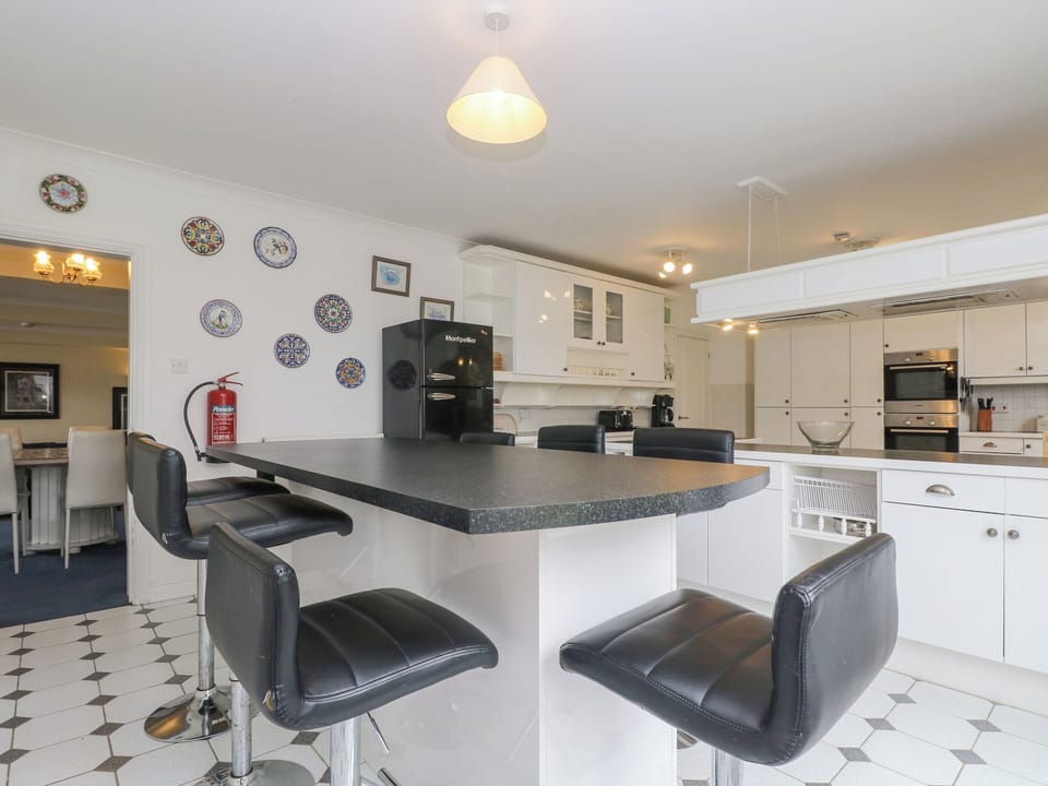 Cottage | Private kitchen | Microwave, dishwasher, electric kettle, toaster