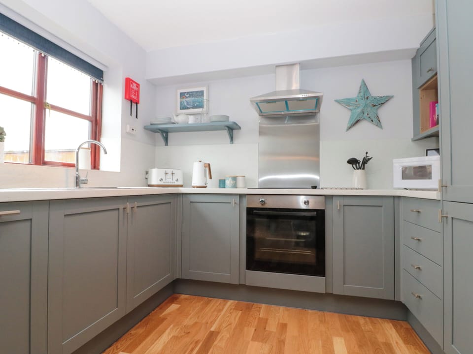 Cottage | Private kitchen | Fridge, microwave, dishwasher, cookware/dishes/utensils