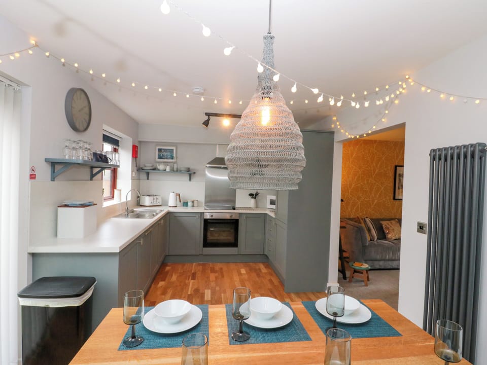 Cottage | Private kitchen | Fridge, microwave, dishwasher, cookware/dishes/utensils