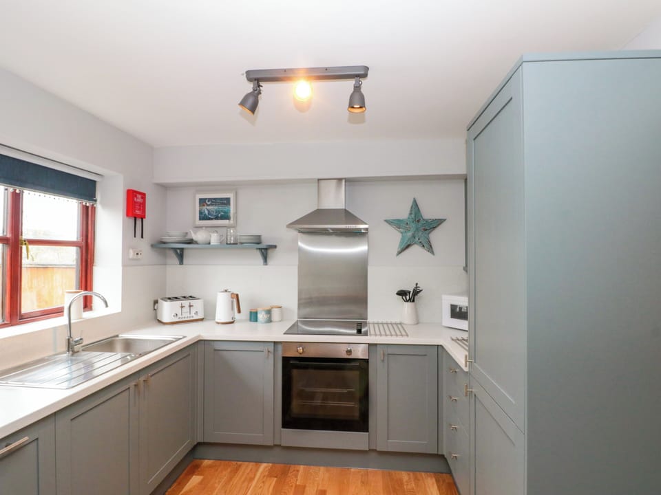 Cottage | Private kitchen | Fridge, microwave, dishwasher, cookware/dishes/utensils