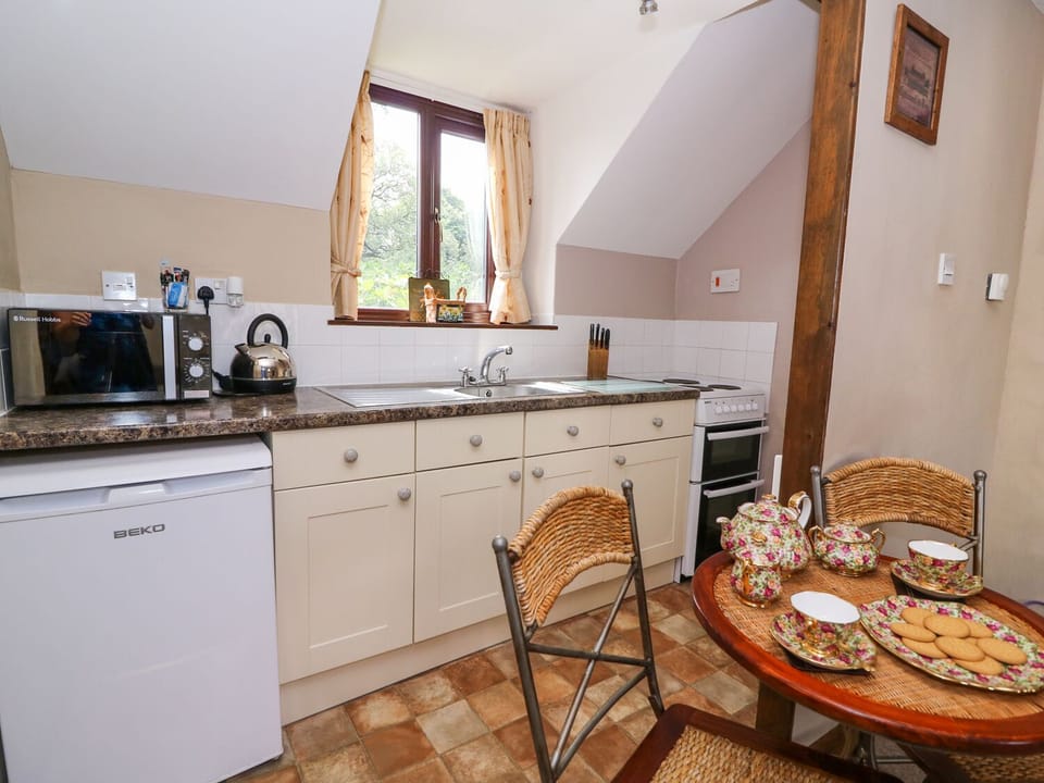 Cottage | Private kitchen | Fridge, microwave, stovetop, electric kettle