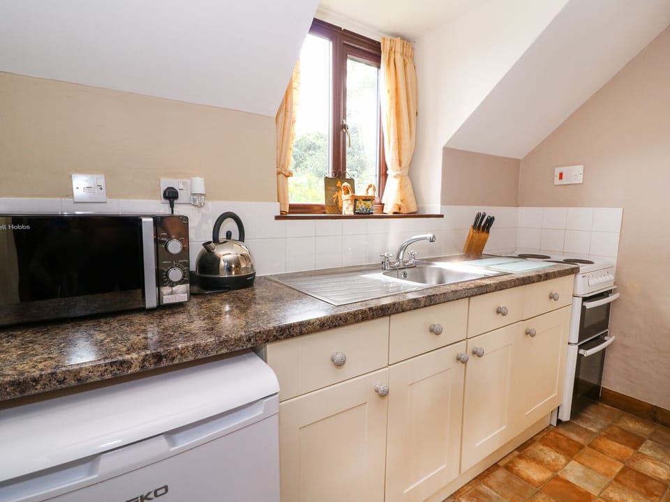 Cottage | Private kitchen | Fridge, microwave, stovetop, electric kettle