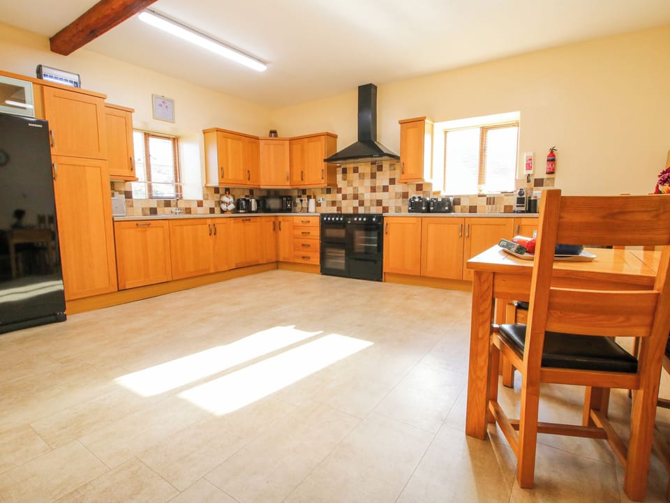 Cottage | Private kitchen | Dishwasher, cookware/dishes/utensils