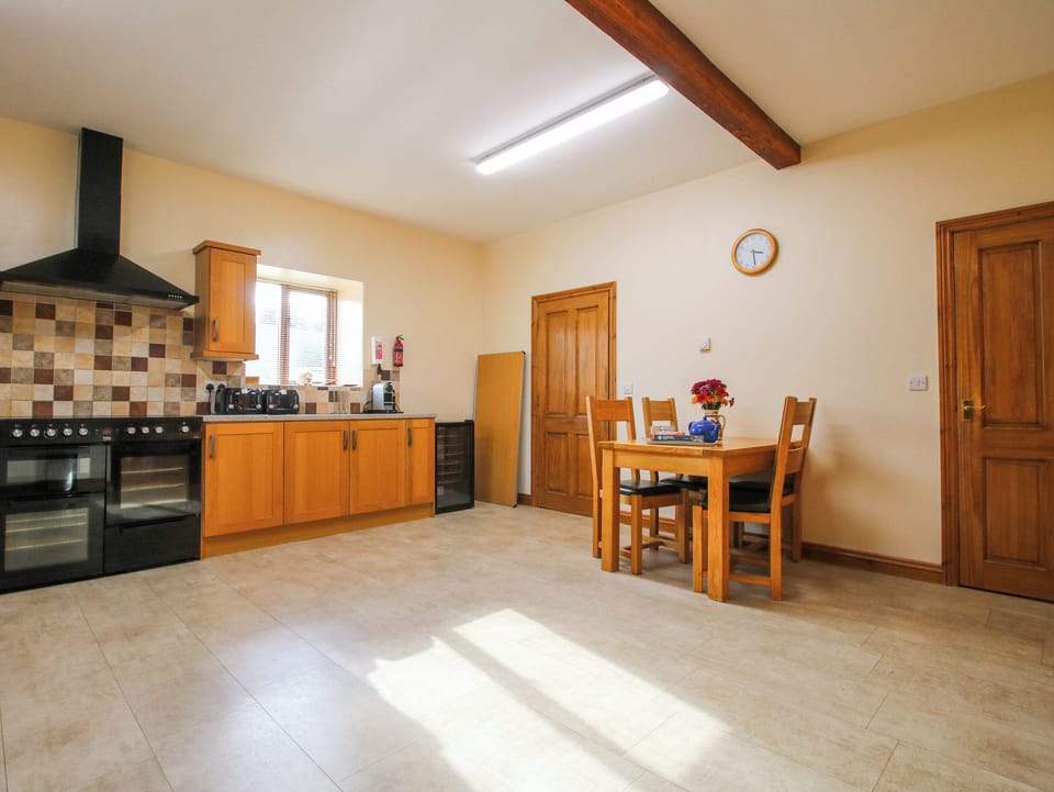 Cottage | Private kitchen | Dishwasher, cookware/dishes/utensils