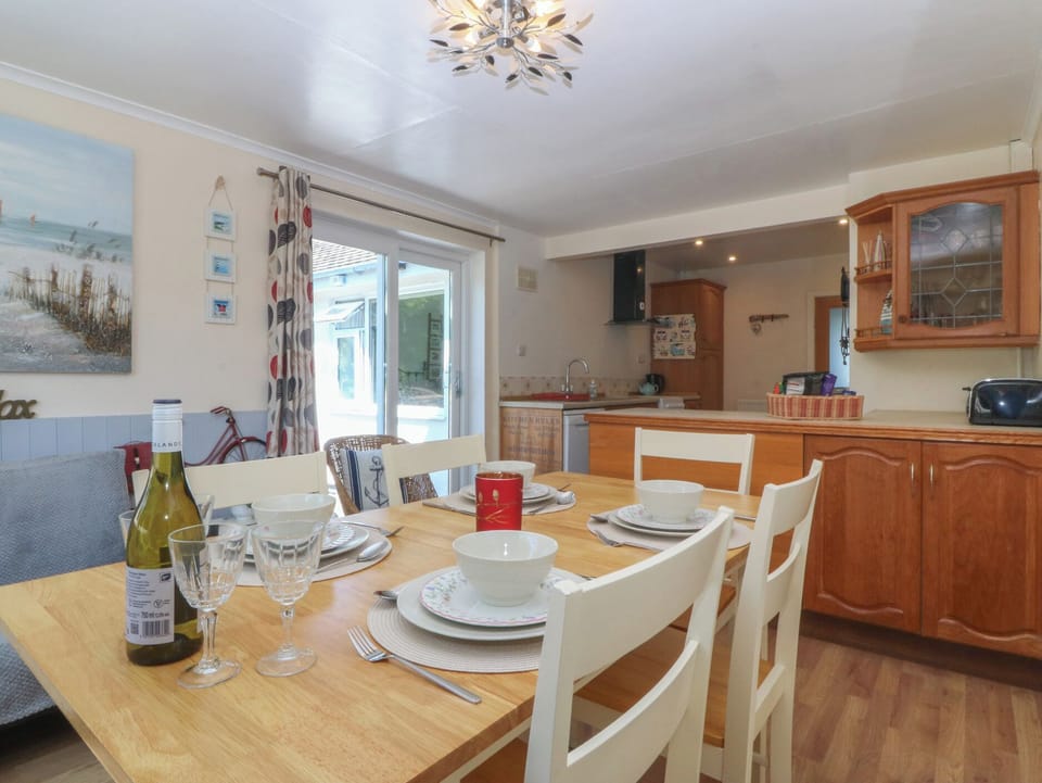 Cottage | Dining