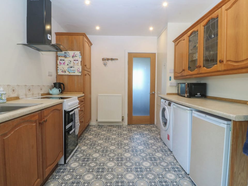 Cottage | Private kitchen | Dishwasher, highchair, cookware/dishes/utensils