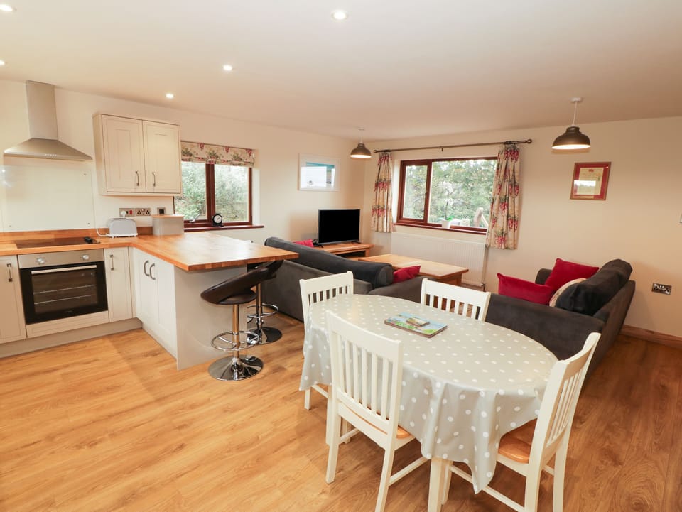 Cottage | Private kitchen | Microwave, stovetop, dishwasher, highchair