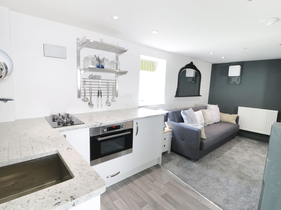 Cottage | Private kitchen | Fridge, microwave, stovetop, electric kettle