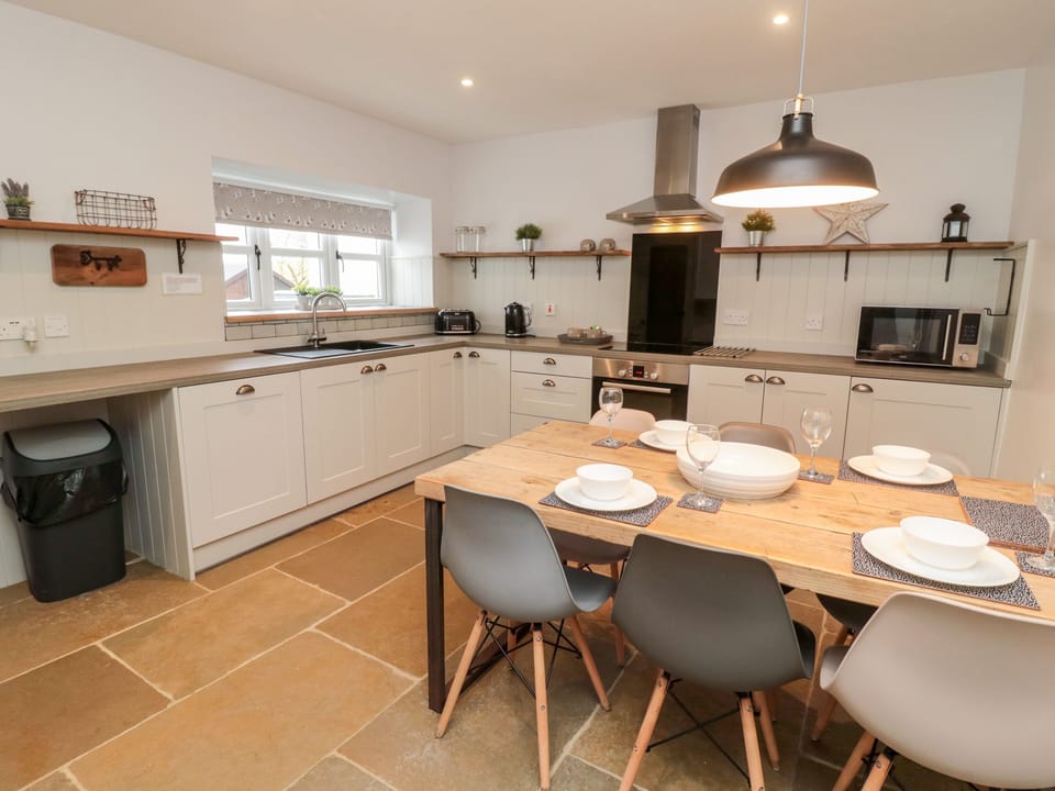 Cottage | Private kitchen | Microwave, stovetop, dishwasher, cookware/dishes/utensils