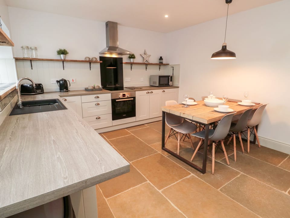 Cottage | Private kitchen | Microwave, stovetop, dishwasher, cookware/dishes/utensils