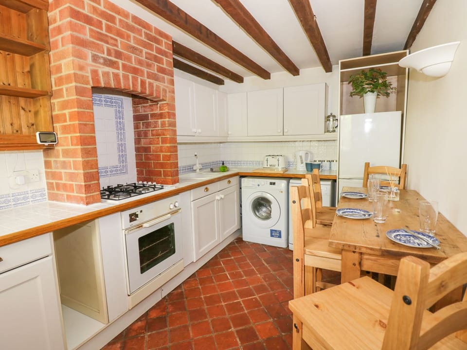 Cottage | Private kitchen | Microwave, stovetop, dishwasher, cookware/dishes/utensils