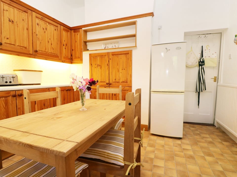 Cottage | Private kitchen | Microwave, stovetop, dishwasher, cookware/dishes/utensils