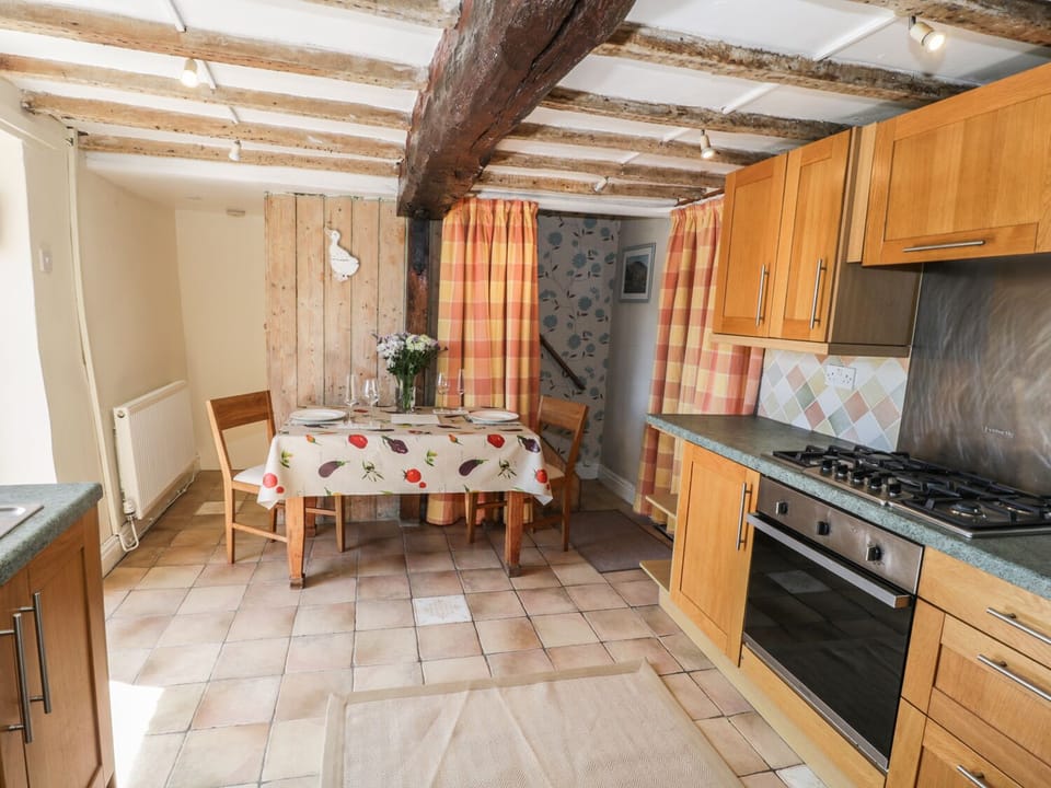 Cottage | Private kitchen | Fridge, microwave, stovetop, cookware/dishes/utensils