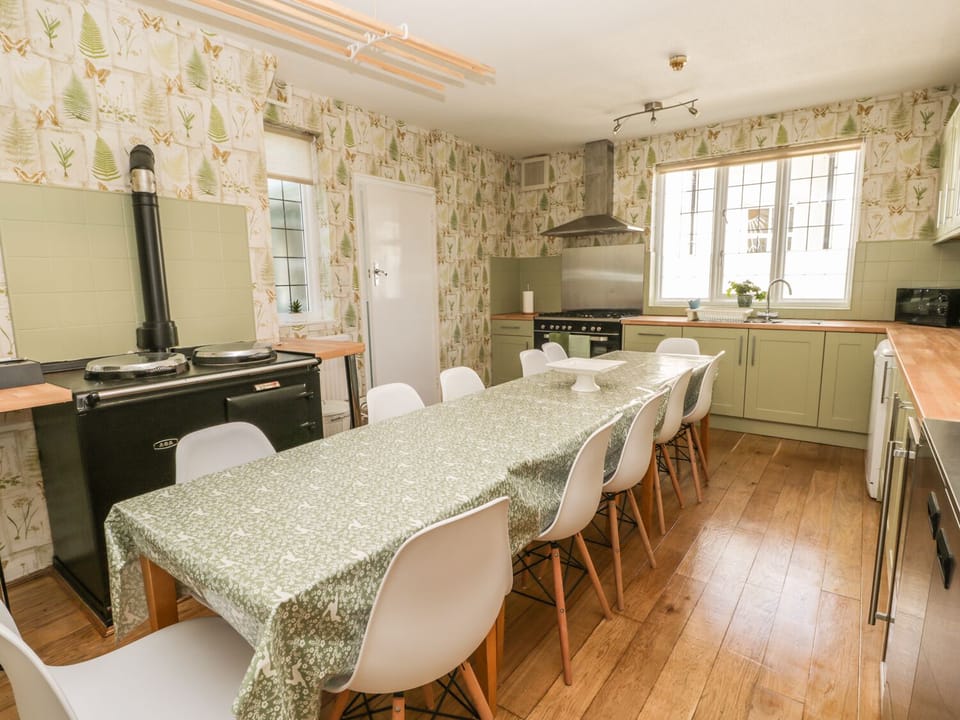Cottage | Private kitchen | Fridge, dishwasher, cookware/dishes/utensils
