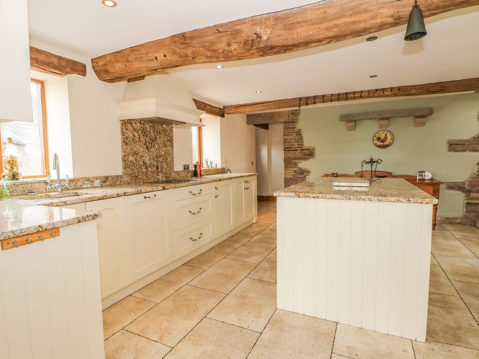 Cottage | Private kitchen | Dishwasher, cookware/dishes/utensils