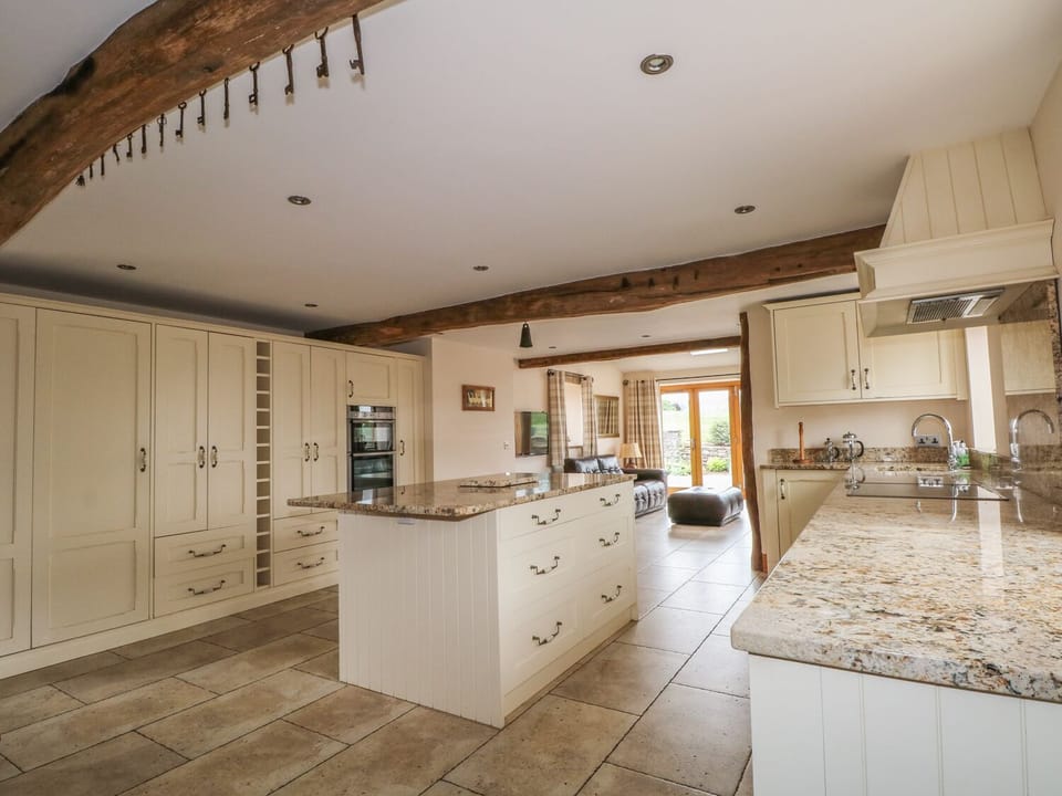 Cottage | Private kitchen | Dishwasher, cookware/dishes/utensils