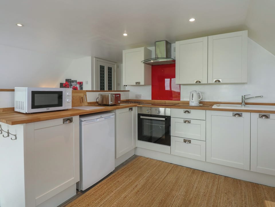 Cottage | Private kitchen | Fridge, stovetop, cookware/dishes/utensils