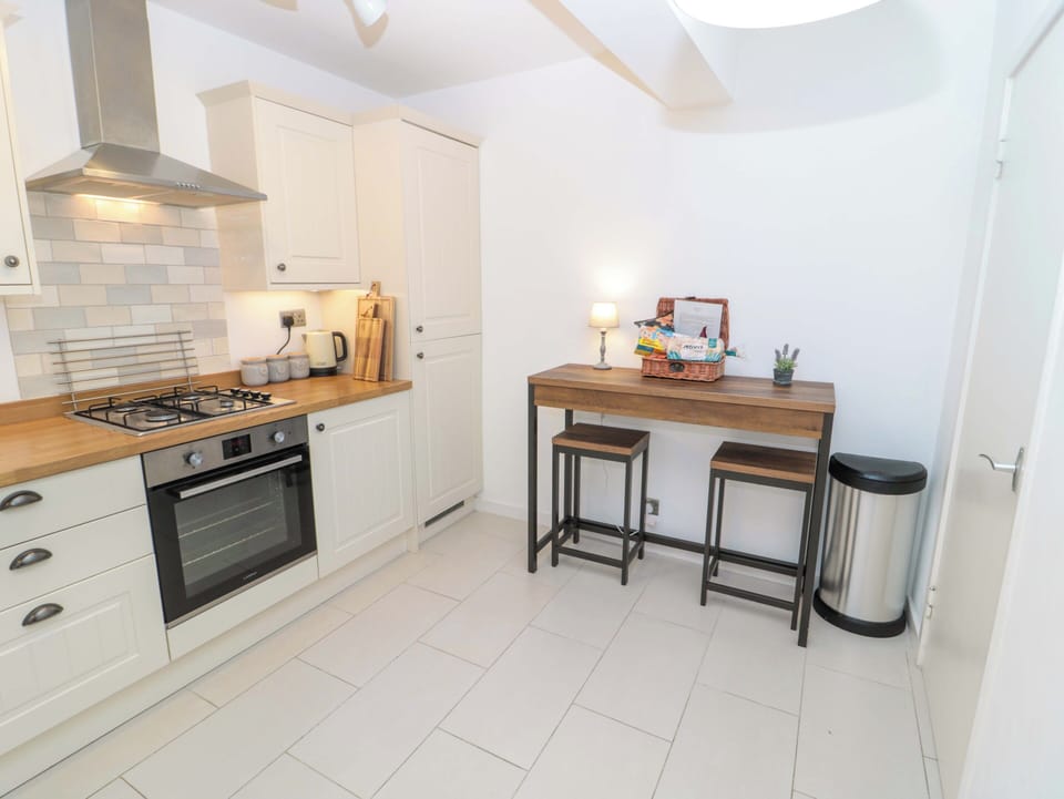 Cottage | Private kitchen | Microwave, stovetop, dishwasher, cookware/dishes/utensils