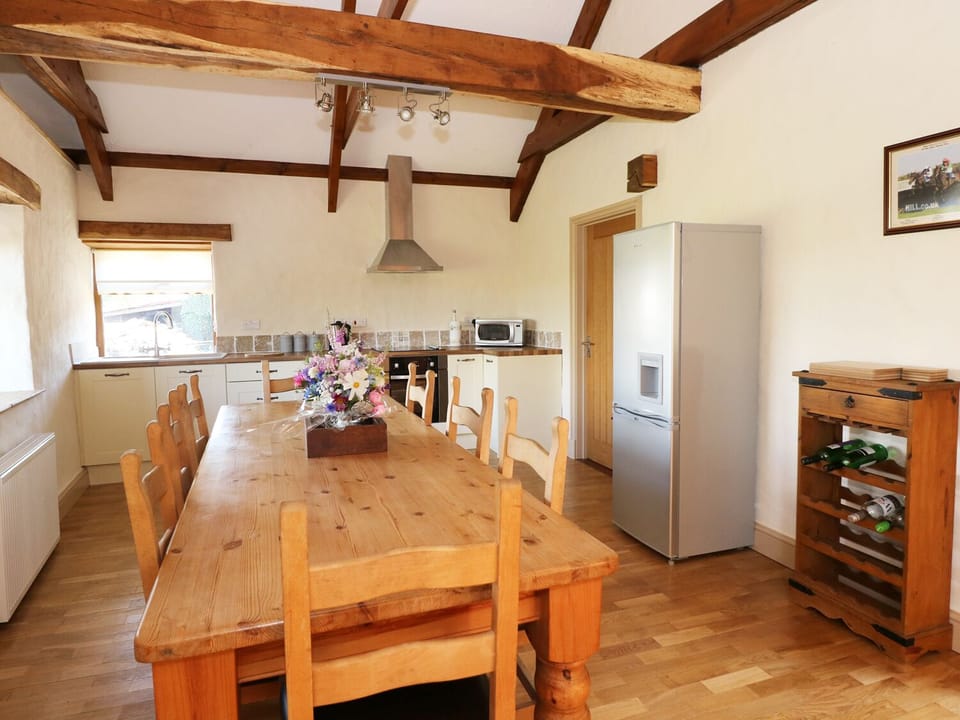 Cottage | Private kitchen | Microwave, stovetop, electric kettle, toaster