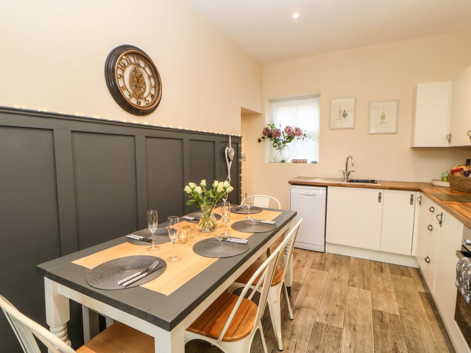 Cottage | Private kitchen | Fridge, microwave, stovetop, dishwasher