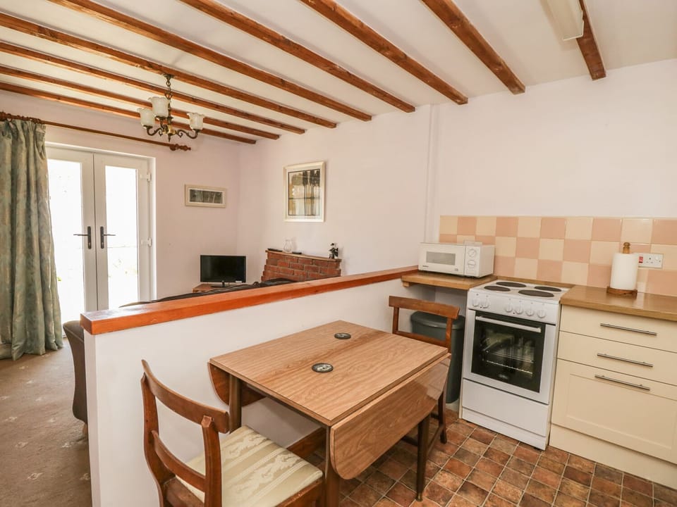Cottage | Private kitchen | Fridge, microwave, stovetop, cookware/dishes/utensils